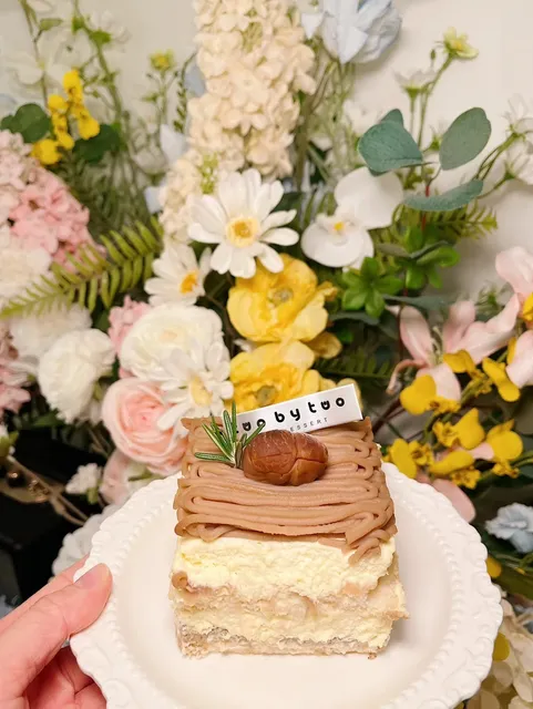 A Dreamy Garden Café in NYC’s East Village! 💐🍰