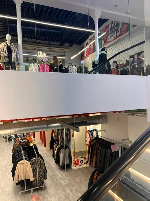 🇪🇸 Barcelona’s Secret Vintage Alley (Gothic Quarter Edition!) 👗✨