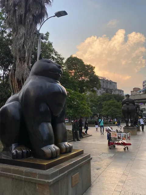 Medellín Playbook 🇨🇴 | 30-Day Local's Guide to 10+ Must-Do Spots