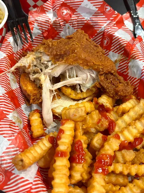 Hattie B‘s Hot Chicken in Nashville 🍗