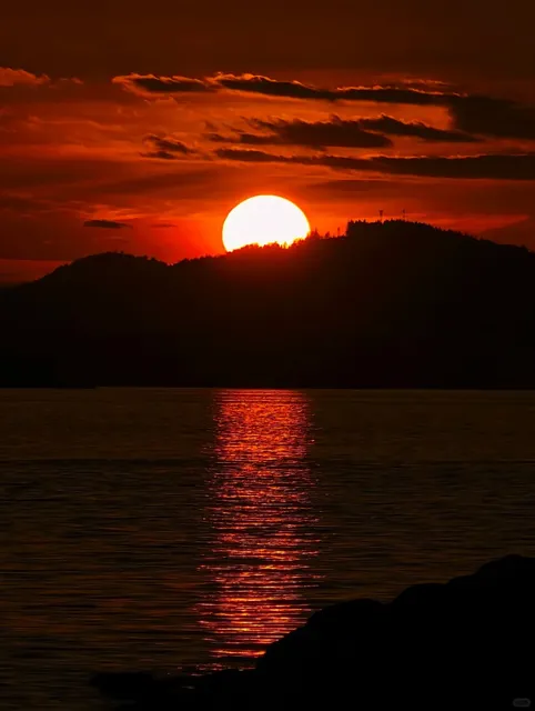 📸 Hidden Gem Alert! Vancouver’s Secret Sunset Spot You’ll Obsess Over