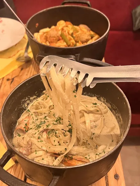 Paris 🇫🇷 Finally got to try the iron pot seafood pasta