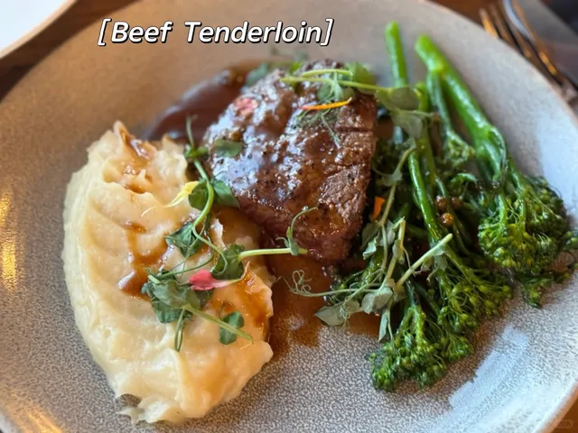 Hidden Gem in Victoria: The Snug Pub at Oak Beach Hotel 💖