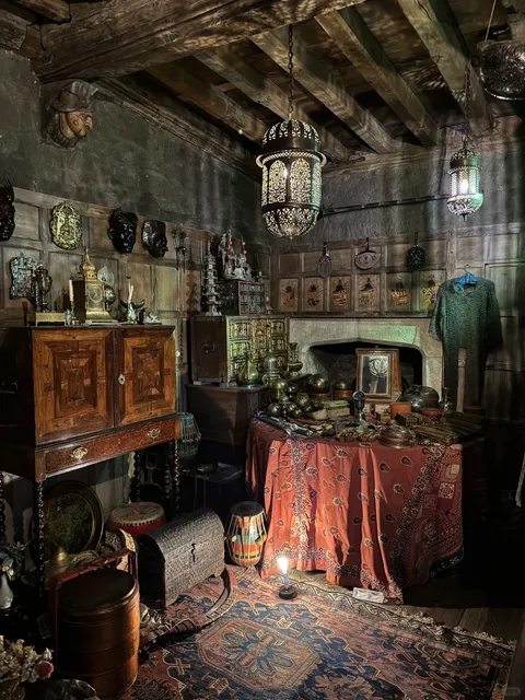 🇬🇧 ​​Snowshill Manor: A Maximalist's Treasure Trove!​​ 🏰✨
