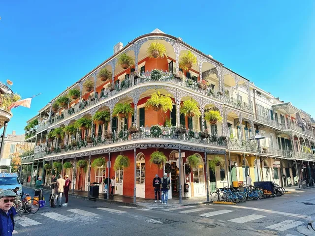 🎄 New Orleans’ French Quarter: A Never-Ending Christmas Eve Stroll 🚶