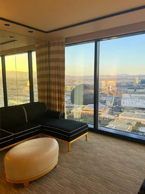 Can't Decide on a Las Vegas Hotel? Just Pick One of These! 🎰