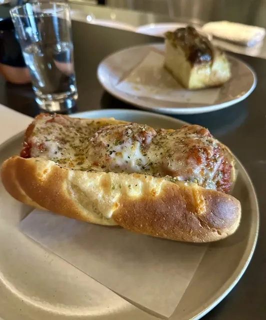 A Cozy Spot Specializing in Focaccia and Pizza!