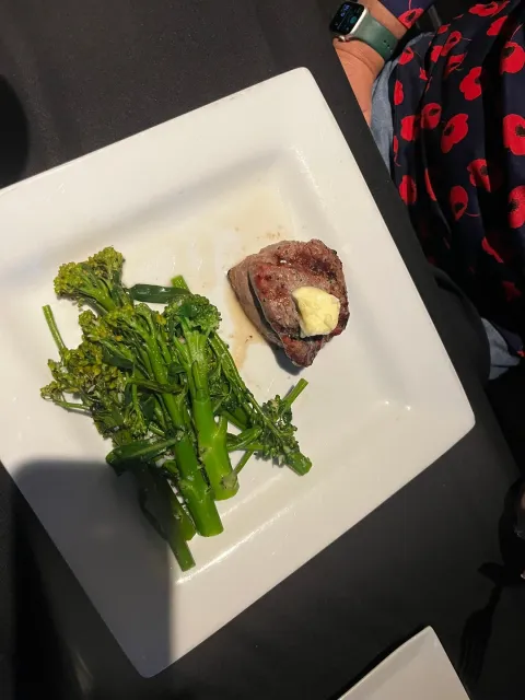 A Local Favorite... Good Bar, Above-Average Food 🥃🍽️