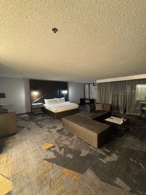 🇺🇸 Renaissance Denver Hotel & Conference Center - Open Suite Tour! 