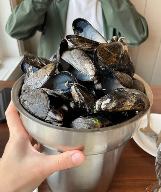 🦪 A Seafood Lover’s Paradise – Eat Until You’re Stuffed!"