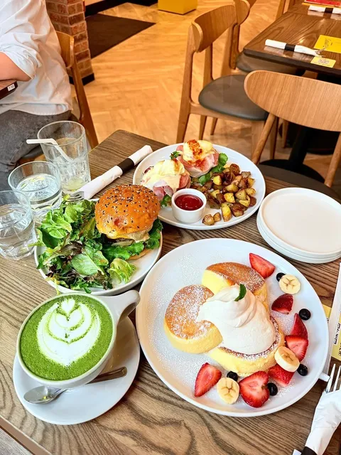 🇨🇦 ​​Flipper's Toronto - The Soufflé Brunch Heaven​​ 🥞✨