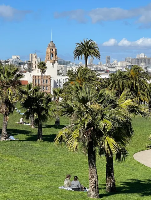 Dolores Park: San Francisco's Sun-Drenched Playground 🌞🌴