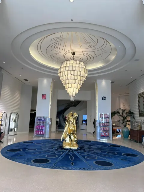 🇫🇷 Cannes | Hotel Martinez’s Ultra-Photogenic Staircase & Hallways