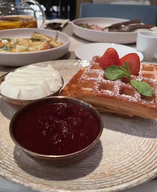 Vladivostok Dining Gem: STUDIO – 24-Hour Fusion Feast! 🍽️