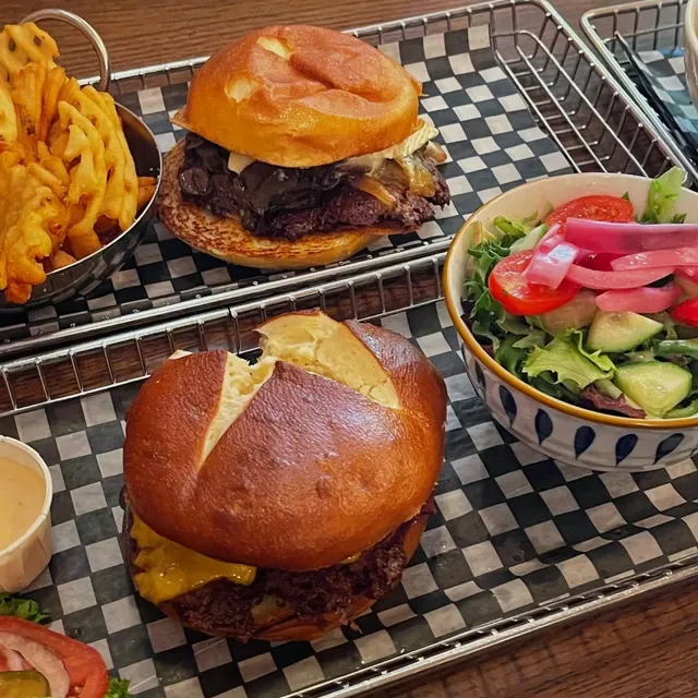 Take You to Eat Through Kingston | Delicious and Fun Burgers