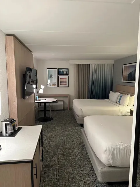 You Absolutely Must Stay at This Hotel Near Venice Beach, LA! 🌴🏄♀️