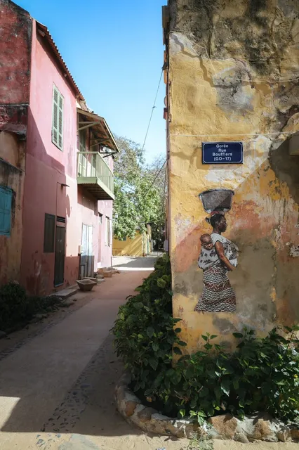 🇸🇳 SENEGAL DIARIES #03: Gorée Island – Where Pain Meets Color
