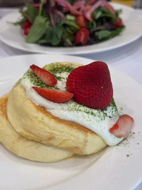 ​​Fluffy Fluffy: Suburban Chicago’s Soufflé Pancake Spot 🥞✨​​