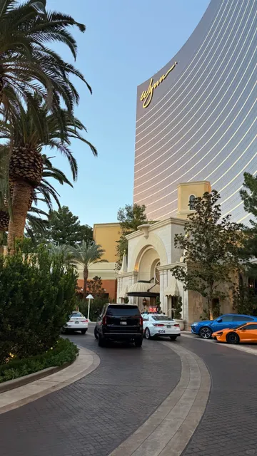 Las Vegas: The Ultimate Hotel Hopping & Nightlife Guide 