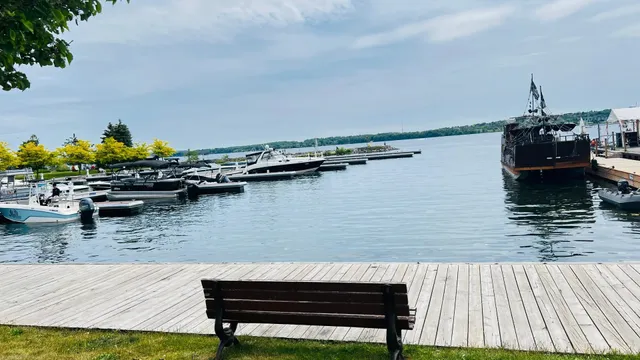 ​​🇨🇦 Barrie Day Trip: Zoos, Beaches & Insanely Cheap Ice Cream!​​