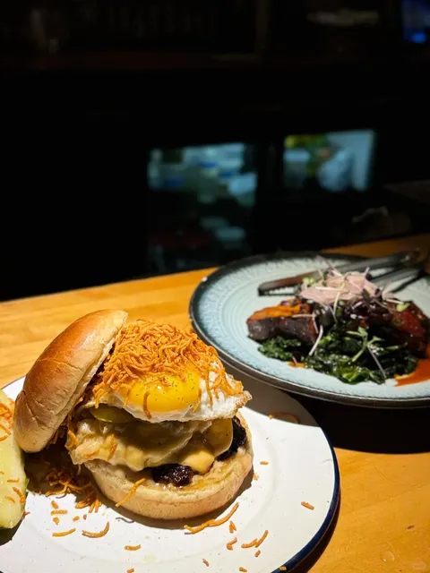 ​​Mott St: Chicago’s Asian-Fusion Burger Heaven 🍔✨​​