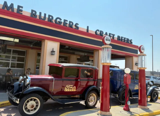 [Ford's Garage] A 🚗 restaurant with a strong Detroit style