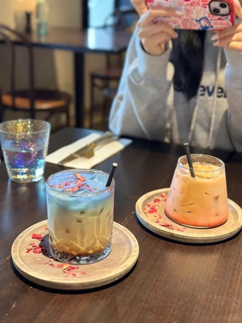 Abbotsford’s Blossom-Enveloped Brunch 