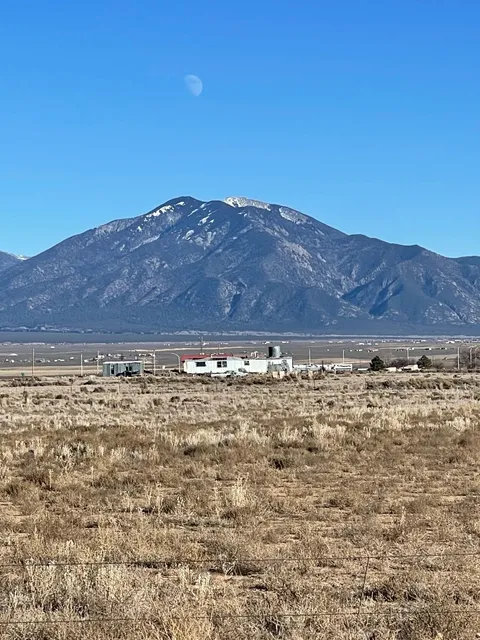 Taos Pueblo: Adobe Architecture Under the Snowy Peaks 🏔️