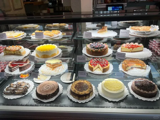 🇺🇸 Rochester Dessert Review | Phillips European Desserts 🍰🍓