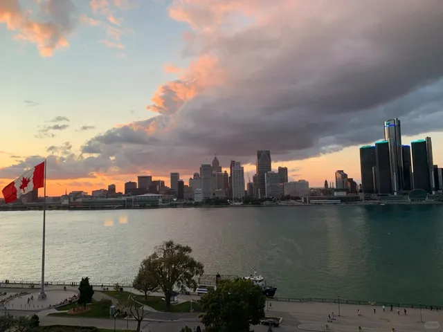 🇨🇦 Windsor Weekend Getaway: Detroit Views & Canada’s Southern Tip! 