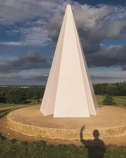 🇬🇧 The Milton Keynes Pyramid: A Modern Art Marvel