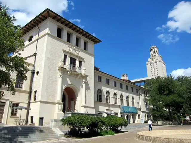 🏛️ UT Austin: The Rising Star of American Education 🌄