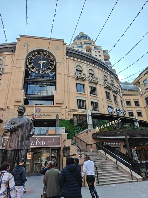 🇿🇦 Johannesburg: A City of Stark Contrasts ✨🌍❄️