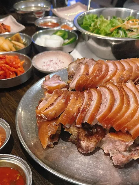 LA | Incredible Korean Braised Pork Feet & Spicy Stir-Fried Squid 🌶️