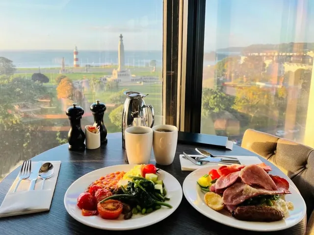 Portsmouth, NH Hotel – Restaurant Views Like a Painting! !!🏨🌆🌊