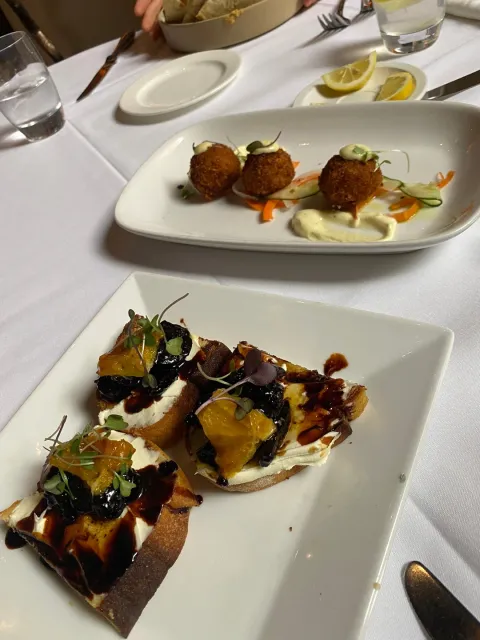 Mixed Reviews for Christmas Dining Experience 🎄🍽️