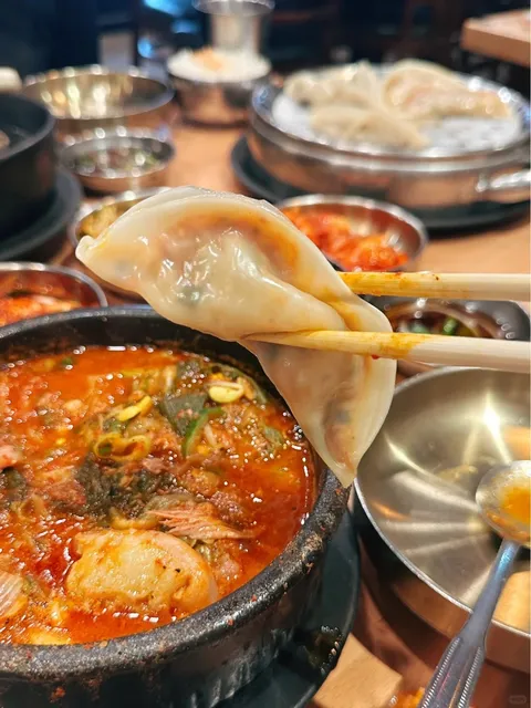 LA | Super Authentic Korean Hot Pot with Whole Kimchi & Beef 🇰🇷