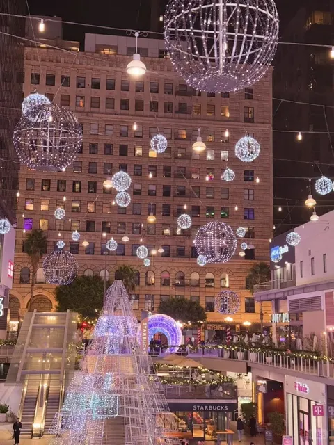 Los Angeles | The Bloc Music Christmas Tree 🎄 Light Show