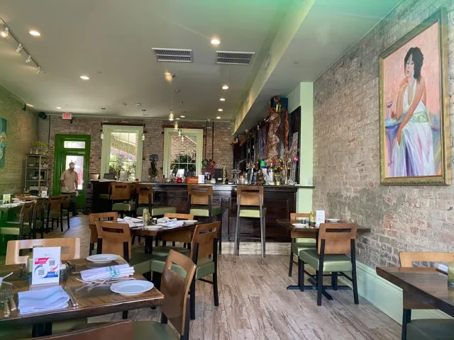 Cozy French Restaurant in the Warehouse District 🍽️🍷