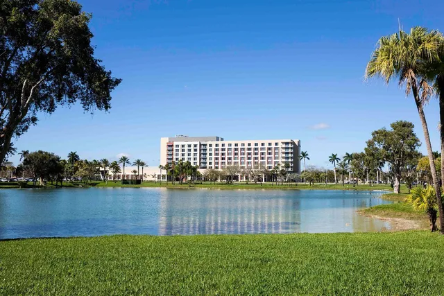 Miami Hotel Near Dadeland & Dolphin Mall! 🏨🛍️