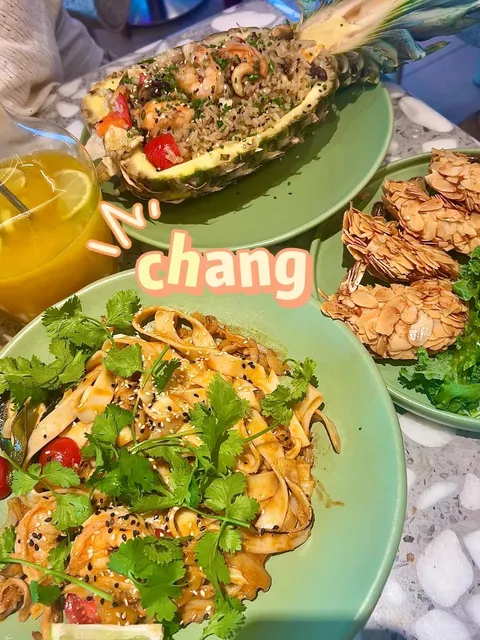    🇷🇺 Tasted the Best Pineapple Rice and Tom Yum in Moscow!