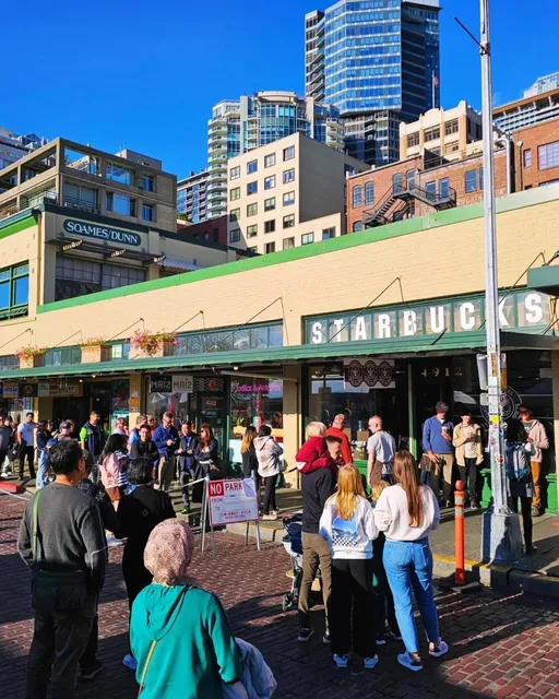 Seattle’s Pike Place Market: Where Freshness Meets Funky Fun! 🍅🎪