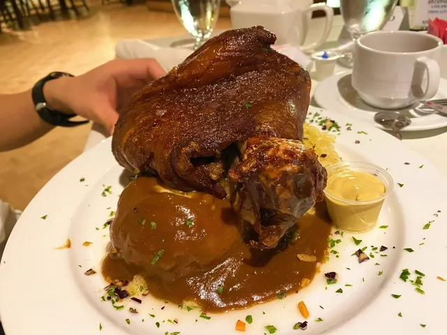 🇨🇦 Authentic German Crispy Pork Knuckle in Kitchener-Waterloo! 🍖🔥
