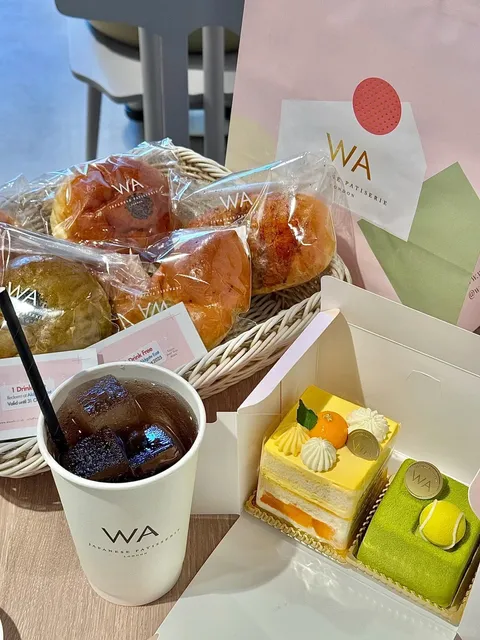 🇬🇧 WA Cafe's New Aldgate Location: Sweet Deals Alert! 🍰🎾