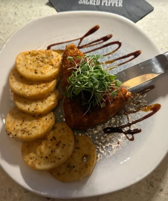 A Vibrant Gathering Spot for Great Food!