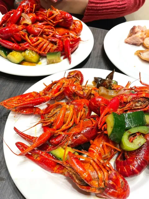 🦞 Calgary's Grey Eagle Resort | All-You-Can-Eat CRAWFISH Buffet! 🇨🇦