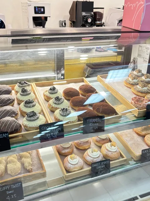 K-Town’s Dreamy Donut Spot – Pretty, Pink & Not Too Sweet! 🍩💖