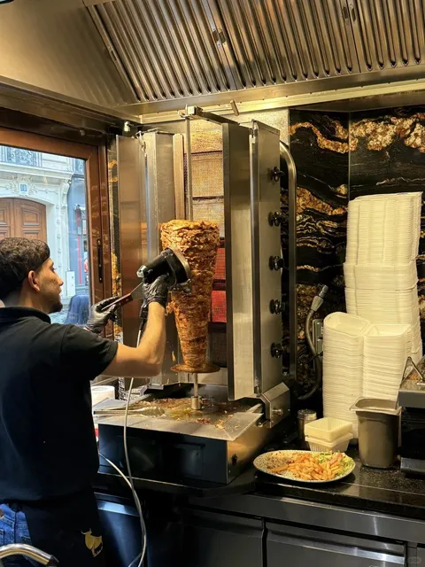 🍖 Turkish Kebab Next to the Arc de Triomphe in Paris 🔥