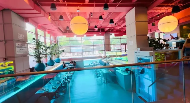 🇺🇸 Austin: Pool-Themed Restaurant