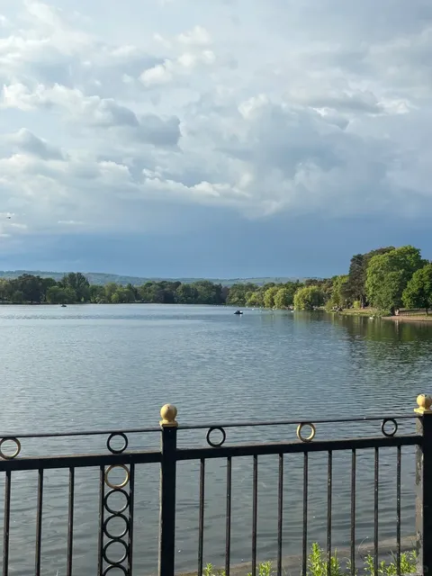 🇬🇧 Cardiff’s Hidden Gem: Roath Park & Its Iconic Swans 🌿🦢